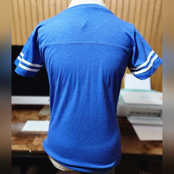 Wildcat Pride Blue V-Neck T-Shirt Women’s Medium - Picture 4 of 6